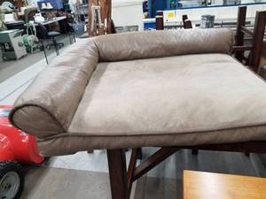 lot 323 image: Kirkland Dog Bed