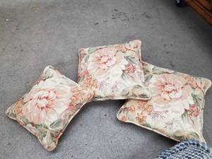 lot 345 image: 3 Throw pillows