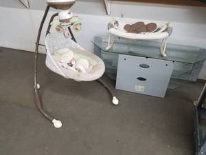 lot 371 image: Fisher Price Baby Swing