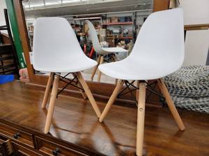 lot 379 image: 2 Toddler Chairs