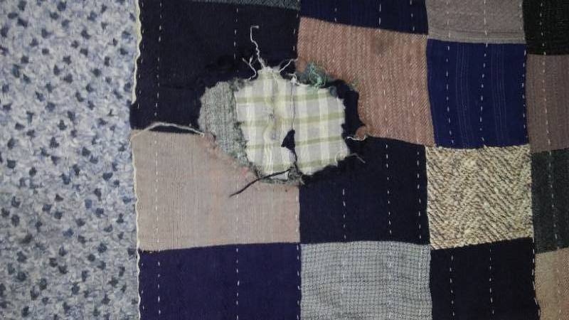 lot 264 image: Antique Lap Quilt. 77 x 31