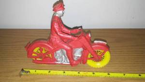 lot 20 image: Auburn vintage rubber motorcycle - nice. Police #530.