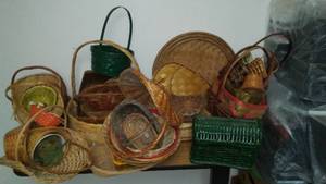 lot 79 image: Dozens of Wicker baskets etc. in tote.