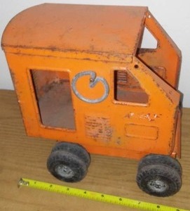 lot 99 image: Buddy L crane body, swivels and good tires.