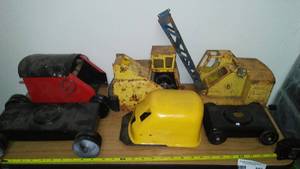 lot 102 image: Miscellaneous crane parts.