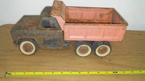 lot 104 image: Structo hydraulic lift dump truck.