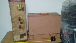lot 180 image: Suitcase and sewing machine and buttonholers.