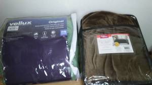 lot 220 image: Queen blankets (2 ), like new.