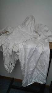 lot 253 image: Tablecloth Linens (3).