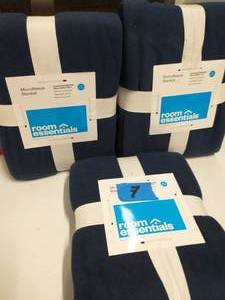 3 ROOM ESSENTIAL MICROFLEECE BLANKETS