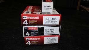 lot 443 image: Spark Plugs (13) SP 405