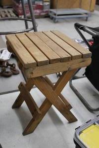 lot 469 image: Wood Patio Table