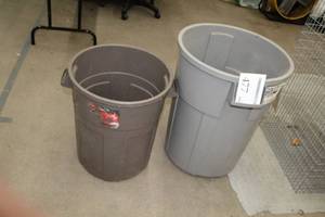 lot 477 image: Lot of (2) Plastic Trash Cans