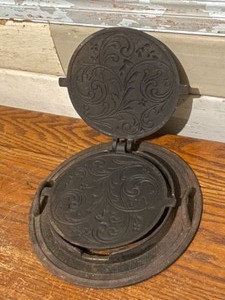 lot 7 image: Alfred Anderson MPLS Cast Iron Krumkake Maker