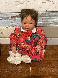 lot 16 image: Lee Middleton Original Doll and Variety of Clothes