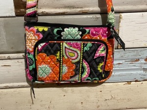 lot 18 image: Vera Bradley Crossbody