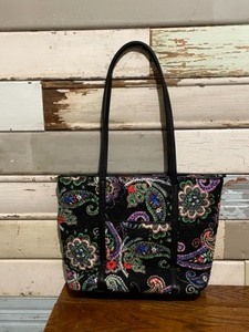 lot 19 image: Vera Bradley Handbag