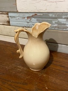 lot 37 image: Vintage Royal Haeger Pitcher USA