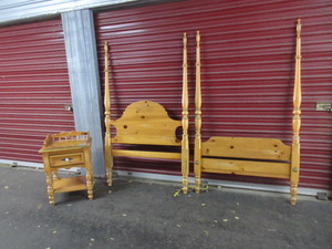 YOUNG HINKLE 4 POSTER BED WITH NIGHTSTAND