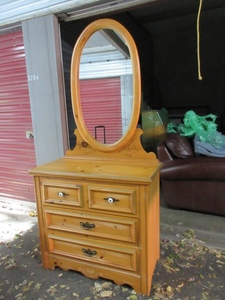 YOUNG HINKLE 3 DRAWER CHEST WITH MIRROR