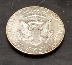 lot 79 image: 1970-D US 40% SILVER KENNEDY HALF DOLLAR