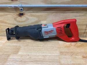 lot 32 image: MILWAUKEE 12 Amp 1-18 in. Stroke SAWZALL Reciprocating Saw with Hard Case