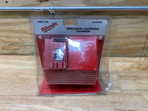lot 87 image: MILWAUKEE 48-59-0255 MILWAUKEE UNIVERSAL 1 HOUR CHARGER