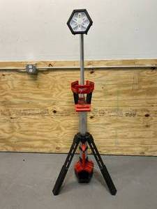 lot 109 image: MILWAUKEE M18 18-Volt Lithium-Ion Cordless Rocket Dual Power Tower Light (Tool-Only) (not working)
