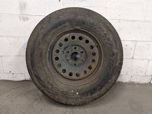 lot 138 image: Single Tire - 2010 Goodyear Wrangler HP P26570R17 on 6x5.5 Bolt Steel Rim