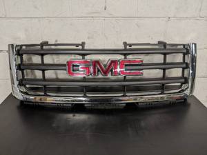 lot 144 image: 2007-2012 GMC Sierra 1500 Hi-Line Grill Takeoff - Part No. 25810704 or 15201485 or 15140453