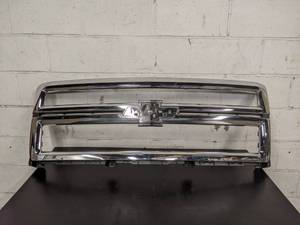 lot 148 image: 2014 Chevrolet 1500 Hi-Country Takeoff Grill - Part No. 23181411