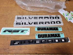 lot 532 image: NOS - Genuine GM Chevrolet Silverado Duramax Gloss Black Emblem Kit - Fits 2019 & 2020 Trucks - Part No. 84300954