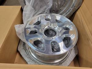 lot 342 image: NOS - Genuine GM Polished Aluminum Rim - 18x8 8-Bolt Part No. 9597733 - Fits 2011 to 2019 Chevrolet Silverado 2500 and 2015 GMC Sierra 2500