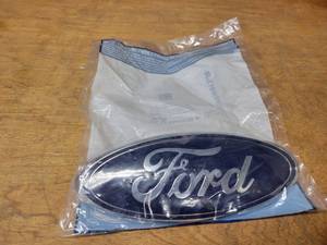 lot 652 image: NOS - Genuine Ford Emblem - Part No. CL3Z-9942528-B