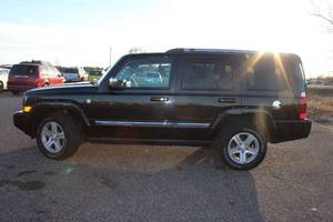 2010 Jeep Commander Limited -  5.7 HEMI - 4x4 w Third Row seating.
