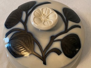 lot 39 image: Beautiful Covered Dish