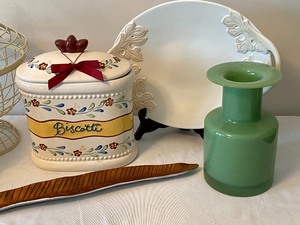 lot 32 image: Fun Home Decor Items