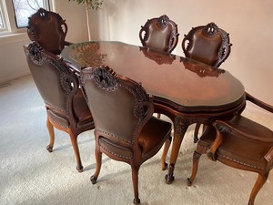 lot 1 image: Exquisite Dining Room Table and Chairs