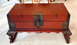 lot 2 image: Beautiful Decorative Asian Inspired Chest