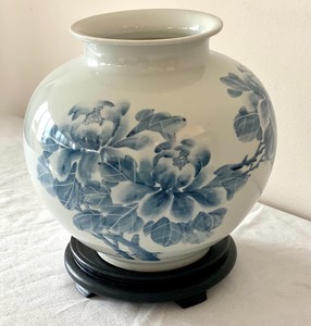lot 12 image: Beautiful Floral Motif Vase w Stand