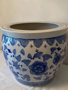 lot 121 image: Large Chinese Planter