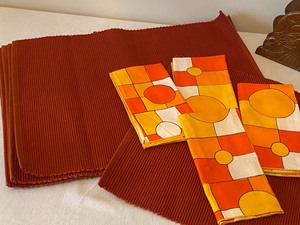 lot 111 image: Placemats, Linens & Napkin Holder