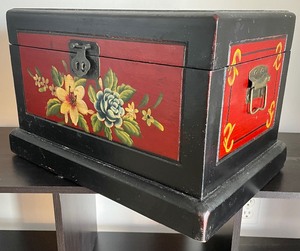 lot 126 image: Decorative Wooden Box