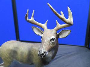 lot 5 image: WHITE-TAILED DEER SCULPTURE COLLECTION BY BOB TRAVERS