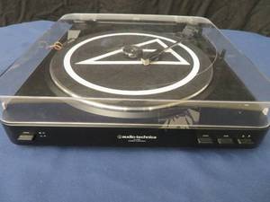 lot 9 image: ALMOST NEW AUDIO - TECHNICA TURNTABLE