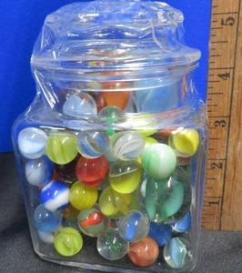lot 13 image: VINTAGE MARBLES