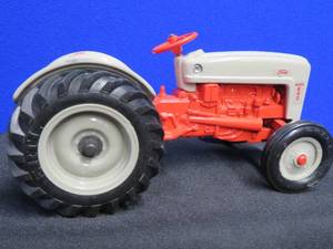 lot 20 image: VINTAGE ERTL FORD TRACTOR MODEL 640