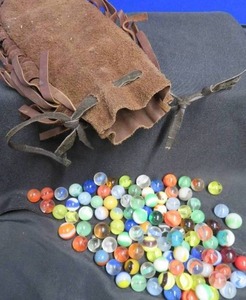 lot 26 image: FRINGED LEATHER POUCH OF VINTAGE MARBLES