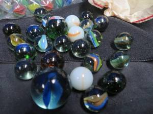 lot 31 image: 2 BAGS OF MARBLES (VINTAGE)