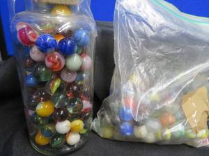 lot 32 image: VINTAGE MARBLES